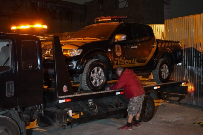 疑犯開着冒充警車的越野車，到巴西聖保羅機場搬黃金等貴金屬。（網圖）