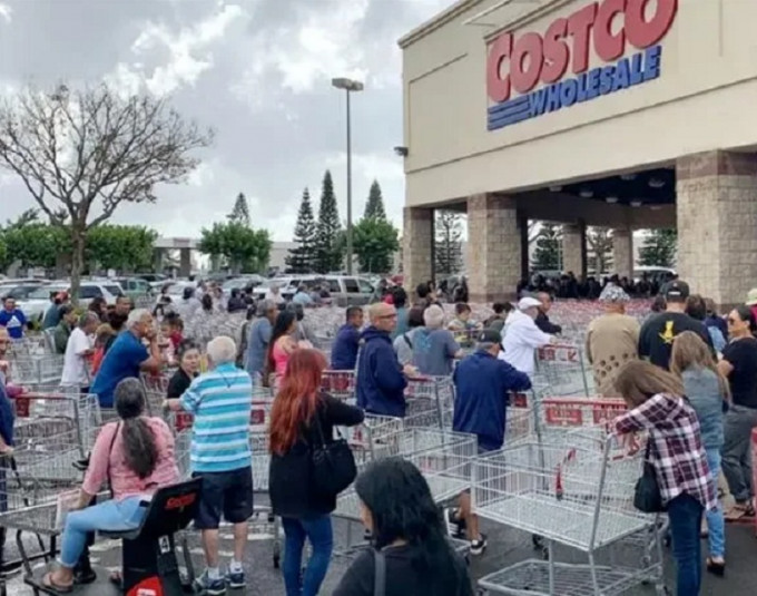 美国当地大批民众外出超市抢购。网图