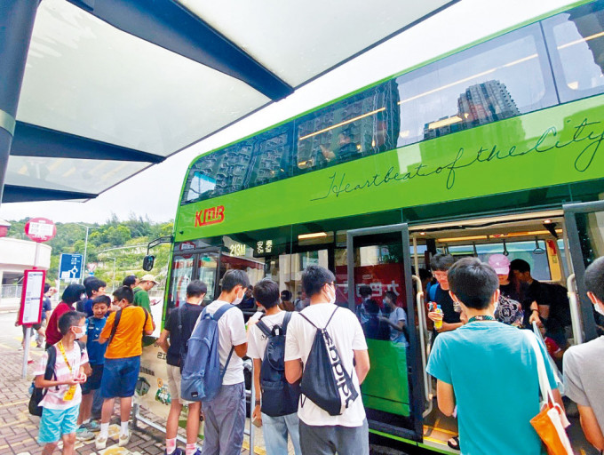大批巴士迷在安泰总站等候首辆双层电动巴士。