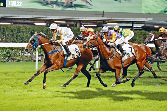 賀銘年尾場贏「超趣」,最終首度在港做騎師王。