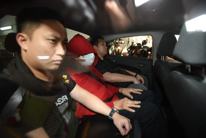李宏邦（红衫者）昨凌晨获准保释，并须于12月下旬向警方报到。资料图片