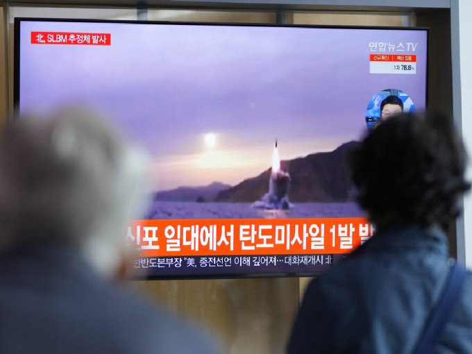 南韓民眾在車站內收看北韓試射導彈的新聞。  （美聯社）