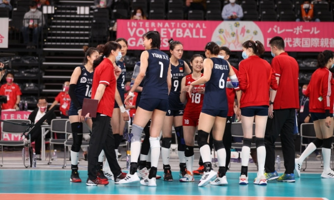中国女排在奥运测试赛和日本女排交手。 中国女排官方微博图片