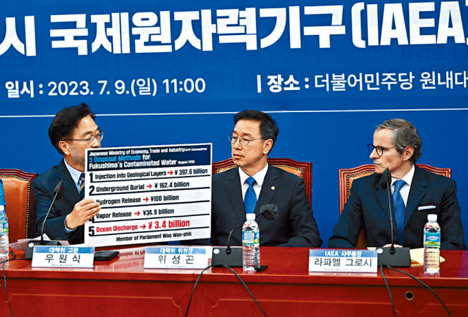 南韓最大在野黨共同民主黨議員禹元植（左），周日向IAEA總幹事格羅西（右）展示多項處理核廢水建議。