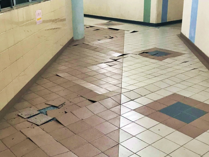 近日有人發現大廈走廊的地磚，竟然裂開及拱起，令網民相當驚訝。網民Chiuchun Leung圖片