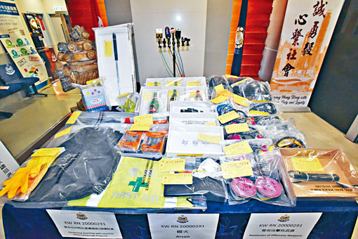 ■警方展示在制弹工场搜获的大批违禁品。
