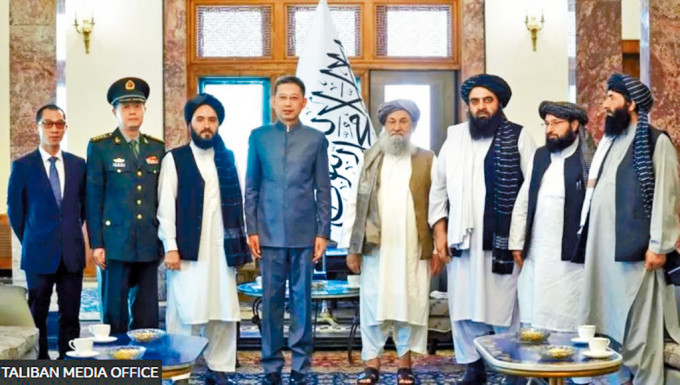 中国驻阿富汗大使赵星(左四)与塔利班政府总理阿洪德(右四)等高官合照。