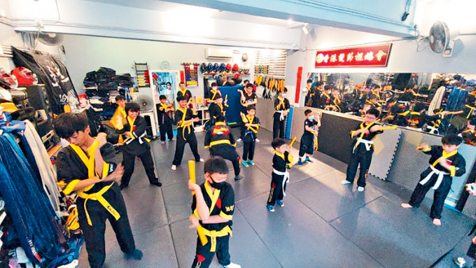 作为香港巨星李小龙的标志，双节棍同样入围「新兴体育活动资助先导计划」。