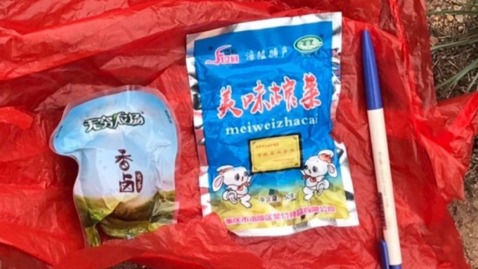 包裹內有茶葉蛋和榨菜，疑似諷刺昔日台灣名嘴的言論。中時圖片