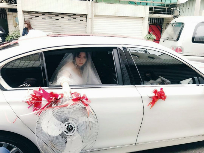 较早前有新娘在车上丢工业用扇子。（网图）
