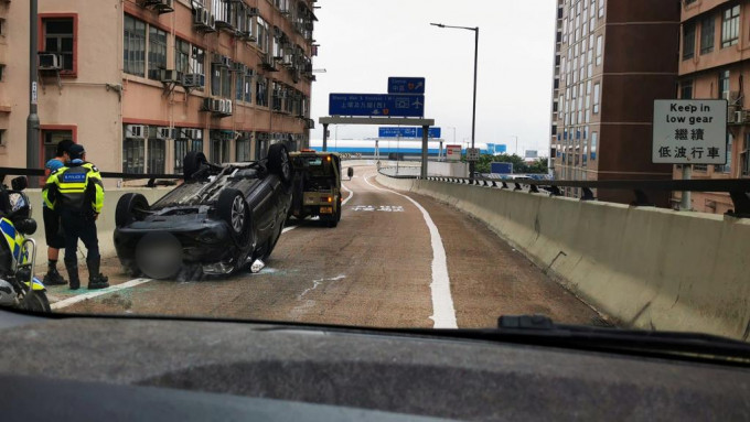 私家车在天桥上反转四轮朝天。图:香港突发事故报料区