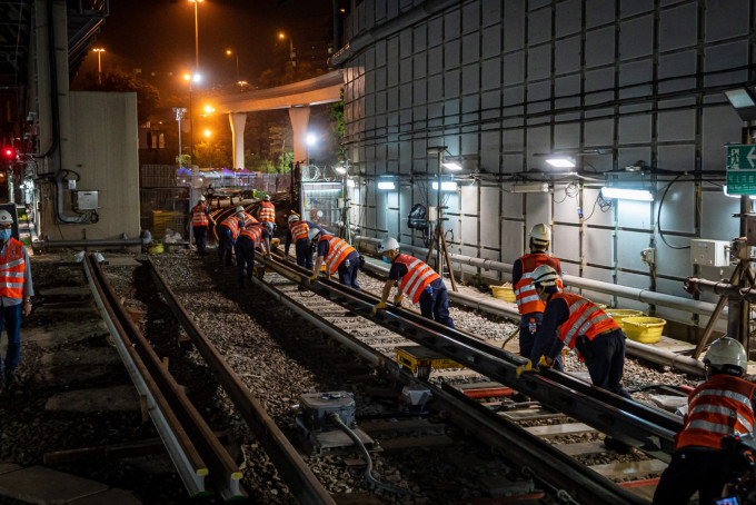 港鐵表示東鐵綫過海段新軌道接駁工程已於今日按計劃成功完成最後一次工程。港鐵提供