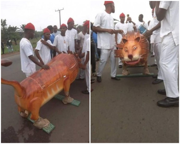 富豪遺體被放進獅子棺材。網圖