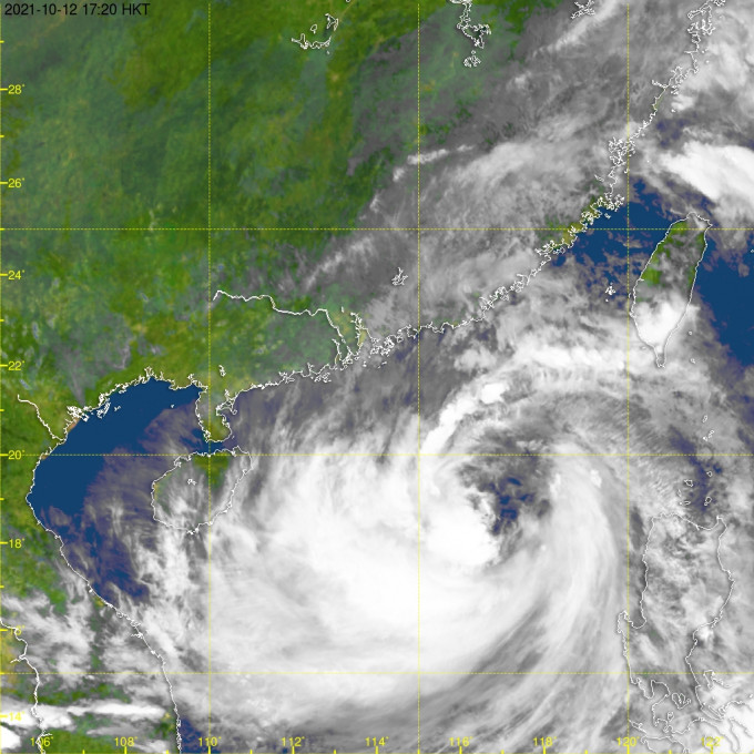 强烈热带风暴圆规会在明日凌晨最接近香港，在本港以南约400公里内掠过。天文台卫星云图