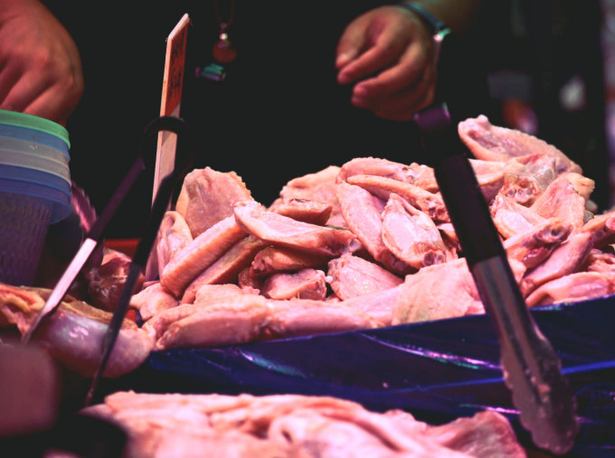 食安中心抽查巴西冷冻鸡肉样本对新冠病毒检测阴性。资料图片