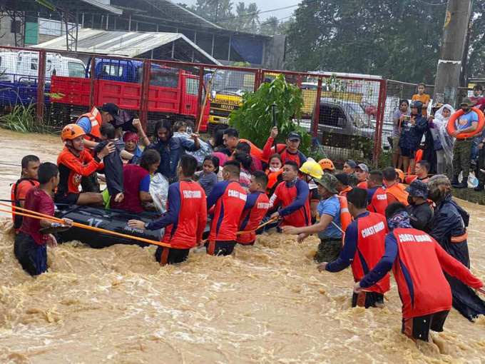 菲律宾受雷伊吹袭，大批救援人员拯救灾民。AP图片