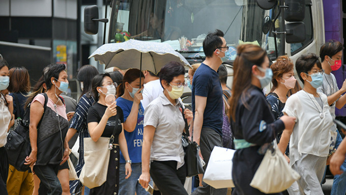 本港去年底人口740.3万按年跌0.3%。资料图片