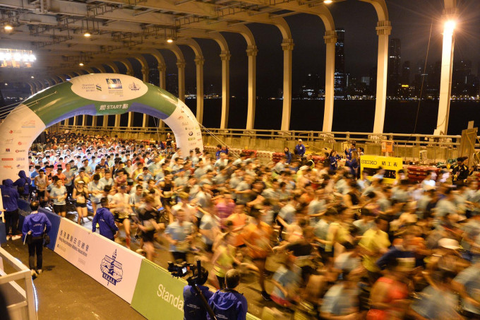 10公里挑战组赛事清晨5时45分在东区走廊开跑赛。