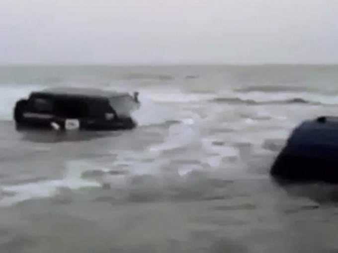 福建莆田市平海鎮發生一宗越野車在海灘奔馳
，卻被突如其來的漲潮困住的事件。