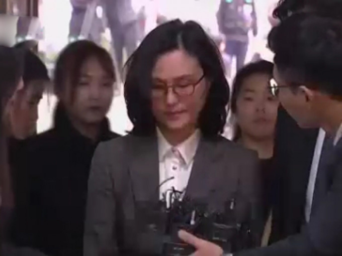南韓首爾中央地方法院批准逮捕前法務部長曹國的妻子鄭敬心。 （NHK新聞截圖）