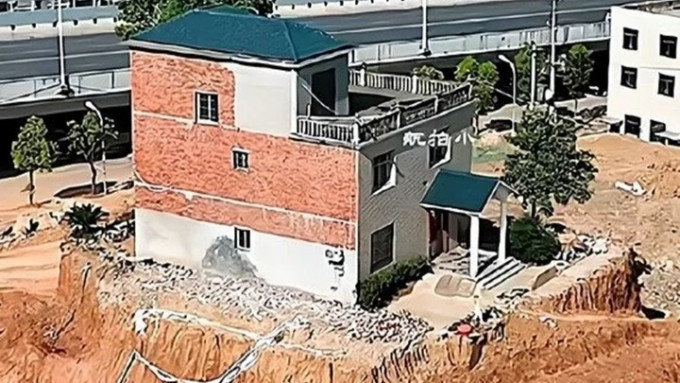 江西九江瑞昌一幢别墅业主因不满赔偿金额拒绝迁拆，变成「孤岛房」终被拆卸。网上图片