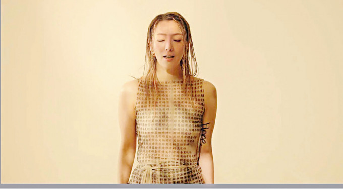 Sammi在新歌《萬物有時》MV中，穿上印有歌詞的特製裙上陣。