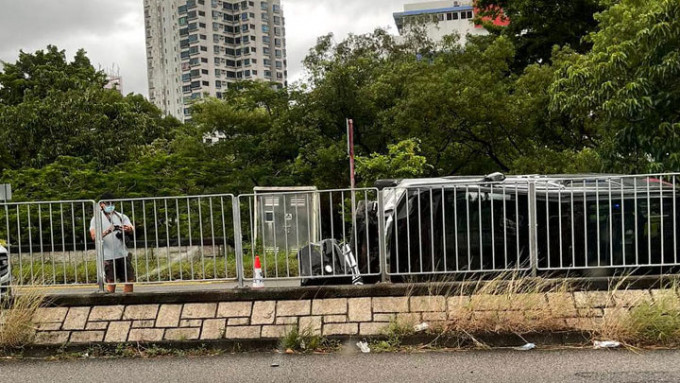 今早一架七人车于大埔自炒翻侧，警方调查后发现司机竟为15岁男童。网上图片