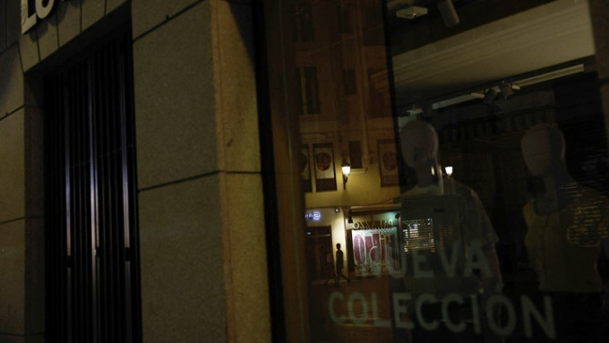 西班牙落實節能描施，商店櫥窗須於晚上關燈。路透社圖片