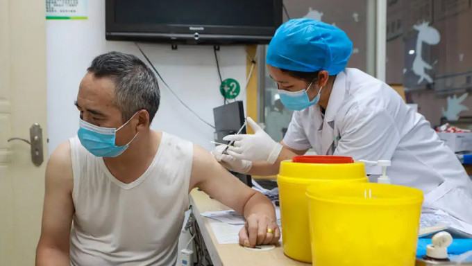 江苏无锡传出村民未打疫苗被取消医疗福利的通知书。