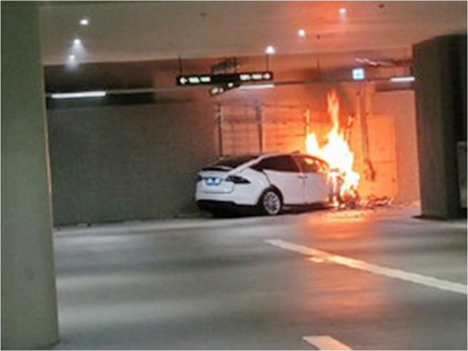 南韓一部Tesla突失控撞牆，車主不治身亡。網圖