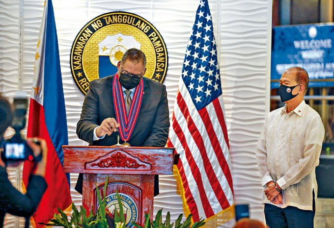 ■美國國防部長奧斯汀（左）昨日與菲國防部長洛倫扎納見記者。