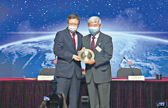 戚发轫（右）在讲座提到，中国航天科学家的爱国特质，令他们无私奉献，旁为理大校长滕锦光。　