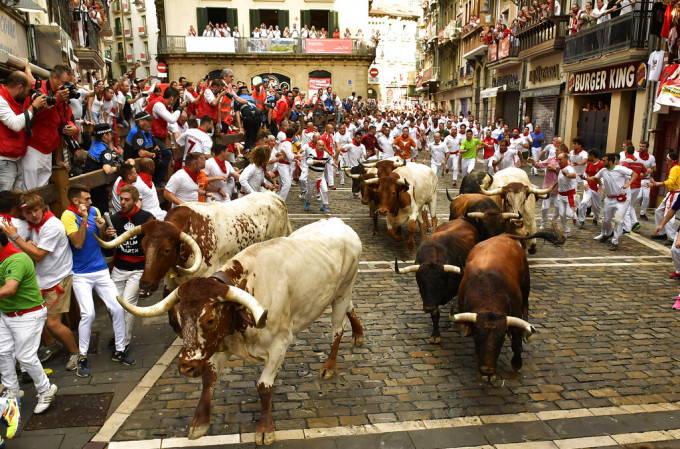 西班牙北部城市潘普洛纳著名的奔牛节活动中，至少有5人受伤。 AP