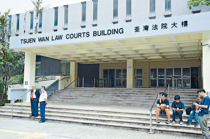 初确大律师未知是否驾车抑或乘交通工具到荃湾裁判法院。