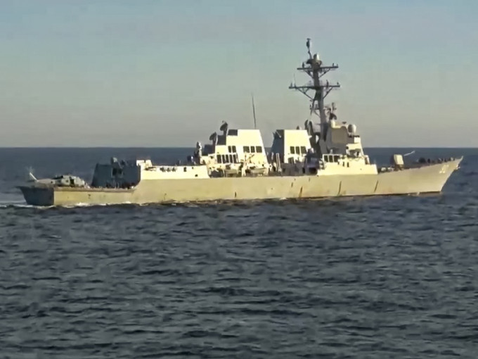 俄罗斯军方指将一艘图闯入俄罗斯领海的美国海军驱逐舰驱赶。AP