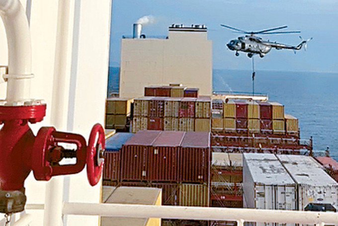 美联社取得的一段短片，显示一架伊朗直升机周六在霍尔木兹海峡附近，突击一艘货柜船。
