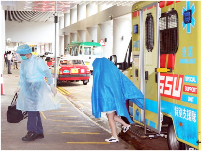 女子（右）今早由救护车送往东区医院。