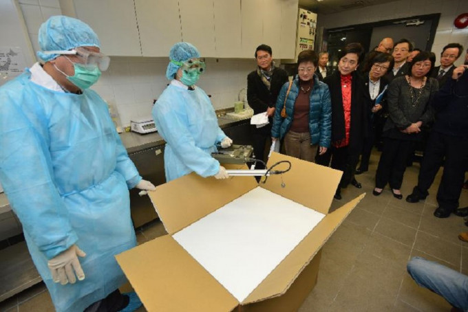 食物安全中心人員使用手提輻射探測儀器檢測日本進口食品。新聞處圖片