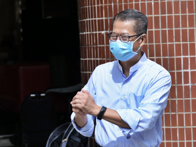 財政司司長陳茂波表示，相信隨著新冠疫苗接種率上升，疫情將向反覆受控的方向發展。資料圖片