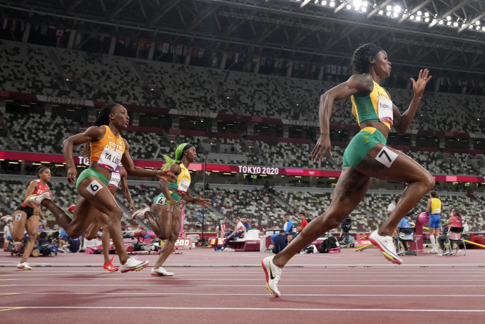 伊琴汤逊（右）卫冕女子100米及200米。AP
