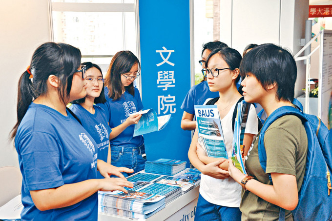 ■香港大學今日舉行網上入學資訊日，數據顯示近六成學科最新收生分數較去年下跌。