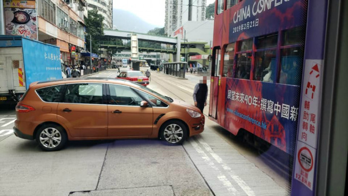 私家车出路口捱电车撞。马路的事讨论区图片