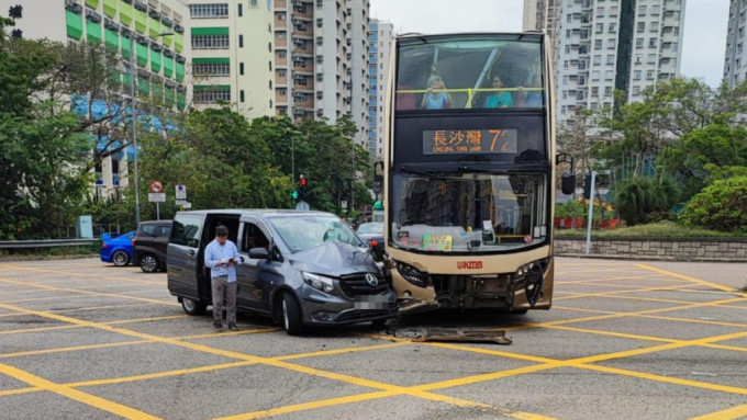 大埔巴士與客貨車相撞 車長及6乘客輕傷送院。大埔 Tai Po FB群組