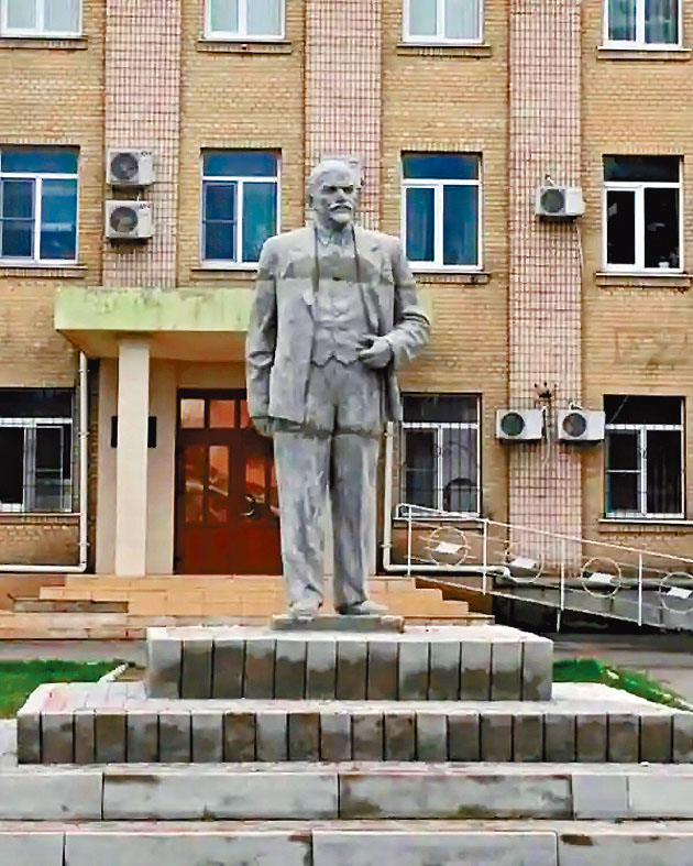 俄军在赫尔松港口城市格尼奇斯克，重新竖立列宁像。