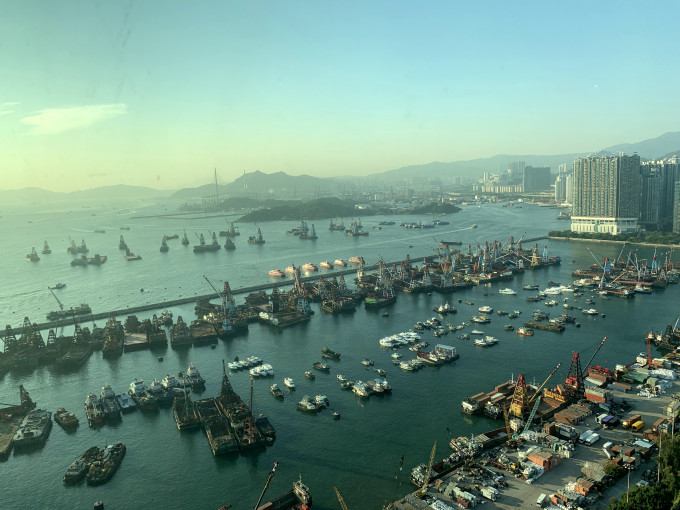 單位外望開揚海景、市景及山景。