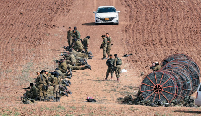 在以色列南部城市斯德洛特附近，昨日有以军练习步枪射击。