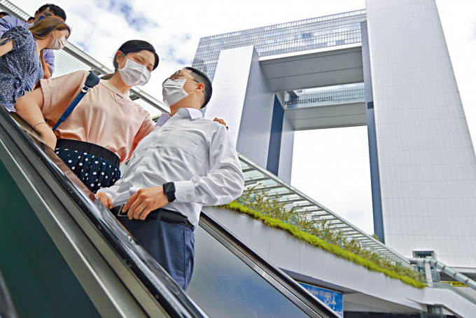 ■本年度申請政務主任職系(AO)及二級行政主任職系(EO)申請人數均跌約三成，同創近十年新低。