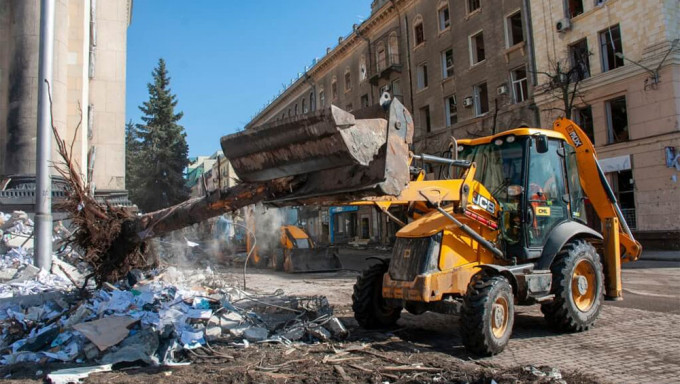 烏國第2大城哈爾科夫雖遭俄軍猛轟但仍未失守，市內的清潔工仍冒著砲火維繫市容。AP