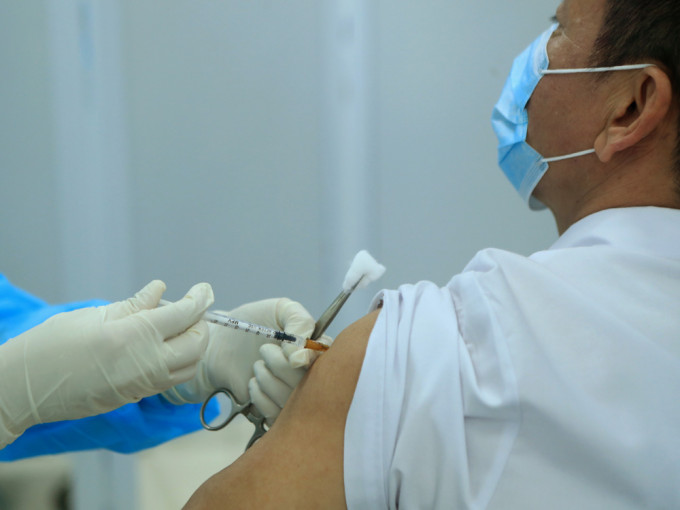 越南展开首批新冠疫苗接种计画。AP图片