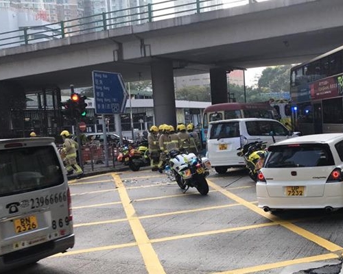 小巴長沙灣撞私家車釀9傷。突發事故報料區圖片